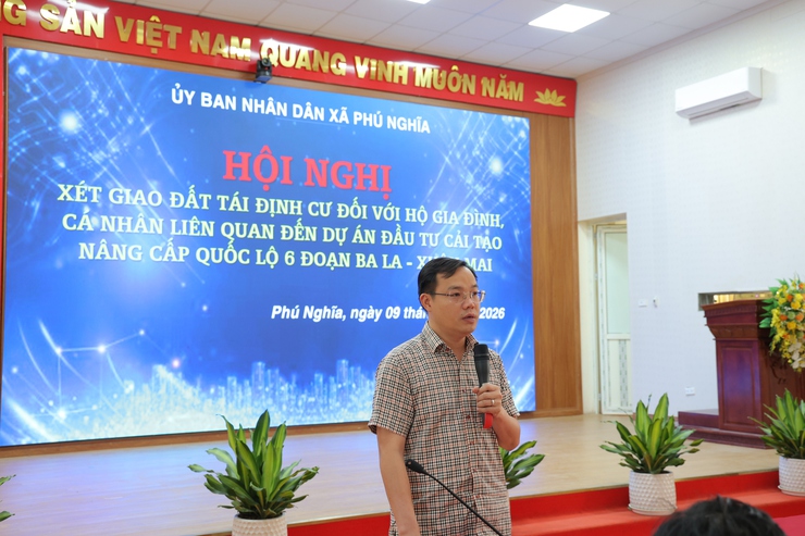 Ủy ban nhân dân xã Phú Nghĩa tổ chức Hội nghị xét giao đất tái định cư đối với hộ gia đình, cá nhân liên quan đến Dự án đầu tư cải tạo, nâng cấp Quốc lộ 6 đoạn Ba La - Xuân Mai- Ảnh 1.