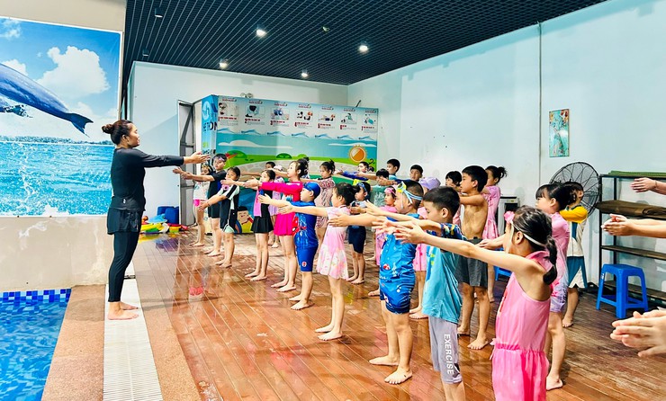 Sôi nổi các khóa phổ cập bơi mùa hè cho trẻ em phường Hoàng Mai- Ảnh 1.