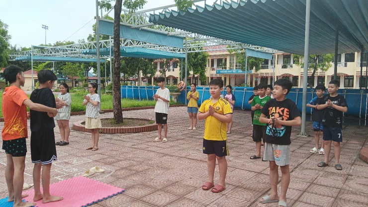 Xã Hương Sơn: Khai mạc lớp dạy bơi, phòng chống tai nạn đuối nước cho trẻ hè 2026- Ảnh 4.