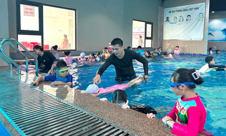 Sôi nổi các khóa phổ cập bơi mùa hè cho trẻ em phường Hoàng Mai- Ảnh 2.