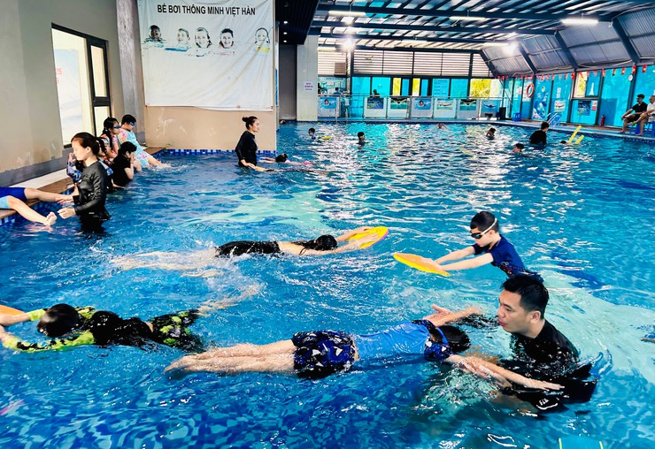 Sôi nổi các khóa phổ cập bơi mùa hè cho trẻ em phường Hoàng Mai- Ảnh 3.