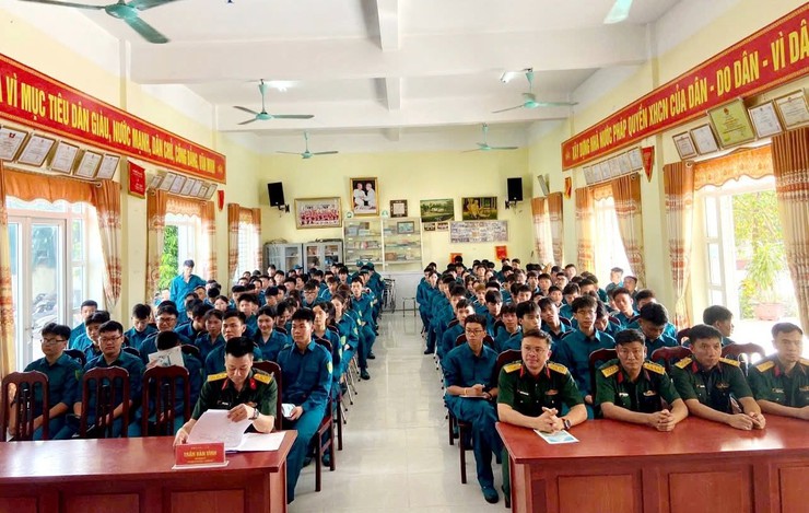 KHAI MẠC HUẤN LUYỆN DÂN QUÂN NĂM THỨ NHẤT NĂM 2026 CHO CHIẾN SĨ DÂN QUÂN HAI XÃ ỨNG THIÊN VÀ DÂN HÒA- Ảnh 1.