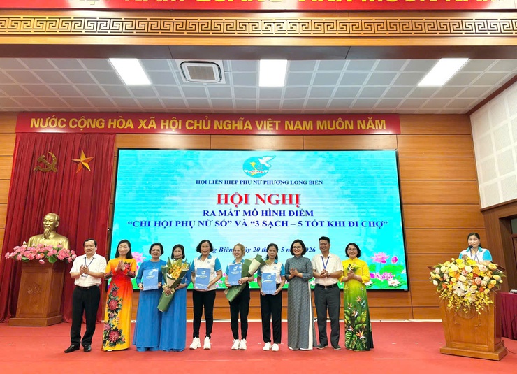 Phụ nữ phường Long Biên chung tay thực hiện giải quyết các điểm nghẽn tại địa phương.- Ảnh 4.