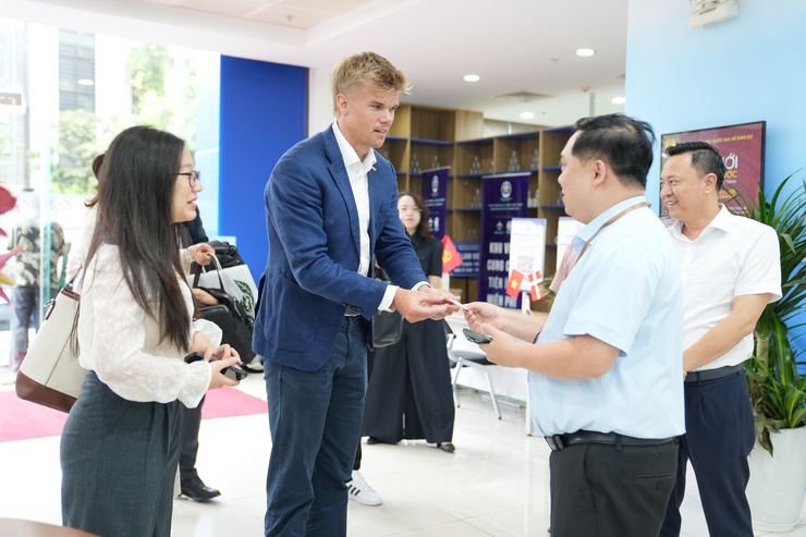 Ông Lasse Pedersen Hjortshøj - Tham tán Thương mại Đại sứ quán Đan Mạch tới tham quan Trung tâm phục vụ hành chính công