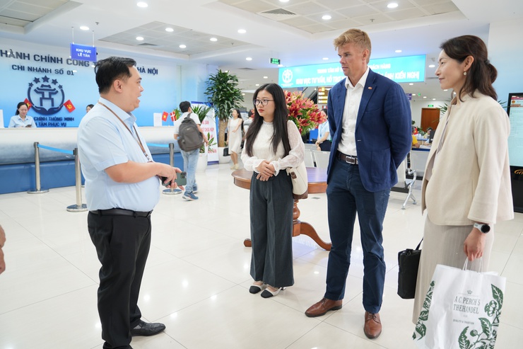 Đoàn đại biểu tham quan và tìm hiểu quy trình xử lý thủ tục hành chính tại Chi nhánh 01