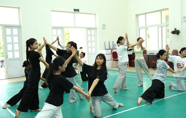 Ban chỉ đạo hè xã Bát Tràng tổ chức tập huấn múa hát tập thể hè 2026- Ảnh 4.