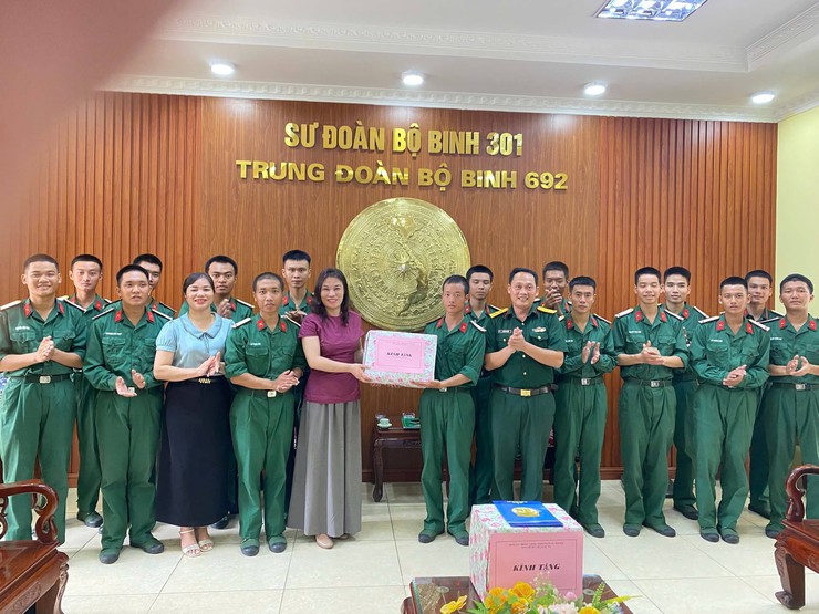 Lãnh đạo xã Nội Bài thăm động viên chiến sĩ mới tại Trung đoàn BB 692- Ảnh 2.