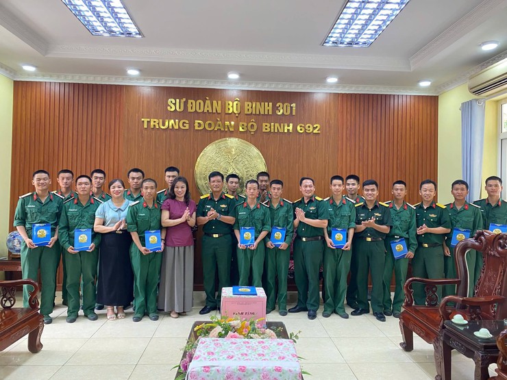 Lãnh đạo xã Nội Bài thăm động viên chiến sĩ mới tại Trung đoàn BB 692- Ảnh 3.