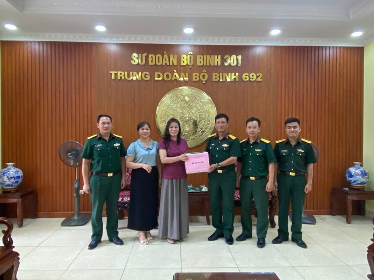 Lãnh đạo xã Nội Bài thăm động viên chiến sĩ mới tại Trung đoàn BB 692- Ảnh 1.