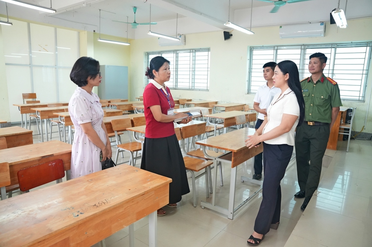 CHỦ TỊCH UBND PHƯỜNG SƠN TÂY KIỂM TRA CÔNG TÁC CHUẨN BỊ KỲ THI TỐT NGHIỆP THPT NĂM 2026- Ảnh 1.