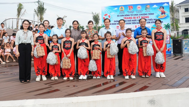 Sơn Đồng tổ chức chương trình trang bị kỹ năng phòng, chống đuối nước cho thanh thiếu nhi và con đoàn viên công đoàn hè năm 2026- Ảnh 1.
