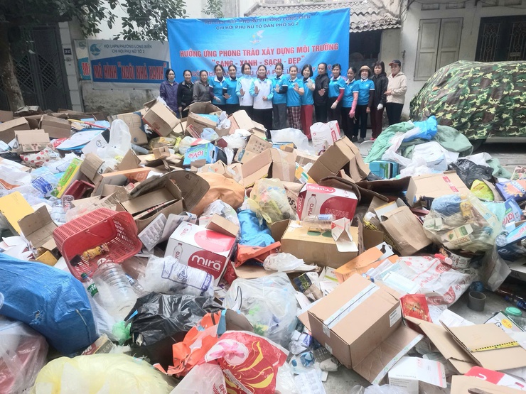 Phụ nữ phường Long Biên chung tay thực hiện giải quyết các điểm nghẽn tại địa phương.- Ảnh 3.