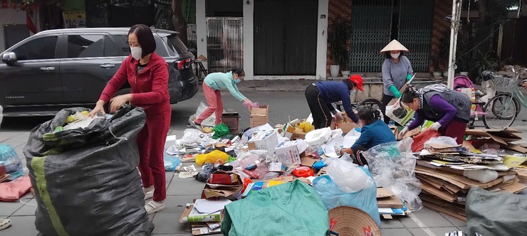 Phụ nữ phường Long Biên chung tay thực hiện giải quyết các điểm nghẽn tại địa phương.- Ảnh 2.