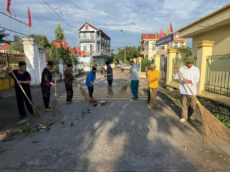Sôi nổi ra quân vệ sinh môi trường, quyết tâm xây dựng quê hương sáng – xanh – sạch – đẹp- Ảnh 1.
