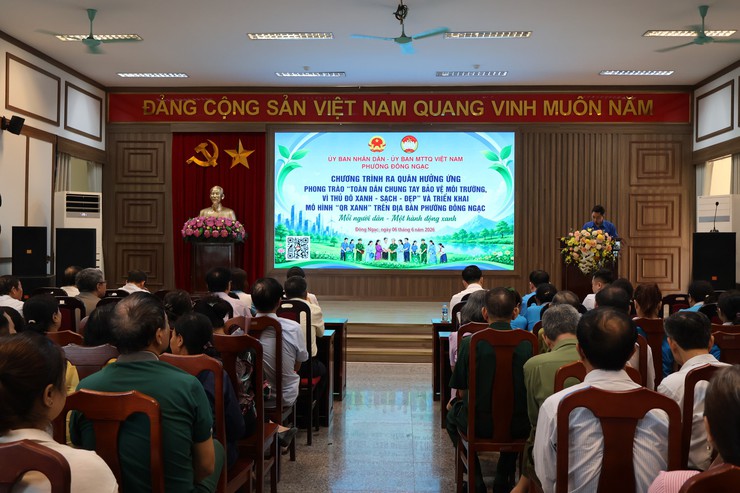 Đông Ngạc ra quân hưởng ứng phong trào “Toàn dân chung tay bảo vệ môi trường, vì một Việt Nam xanh - sạch - đẹp” và triển khai mô hình “QR Xanh”- Ảnh 1.