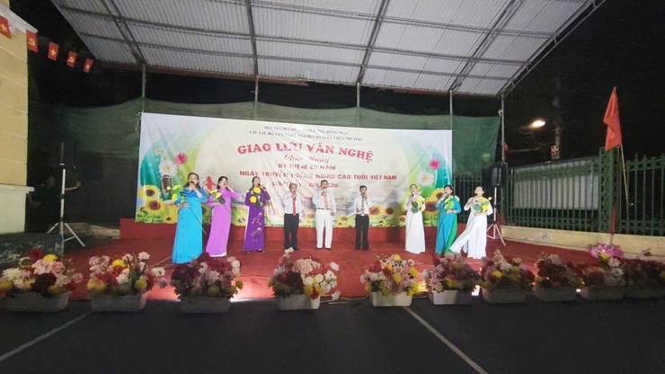Câu lạc bộ Văn nghệ Người cao tuổi Thụy Phương – Phường Đông Ngạc tổ chức Chương trình Giao lưu Văn nghệ chào mừng kỷ niệm 85 năm ngày truyền thống Người cao tuổi Việt Nam- Ảnh 6.