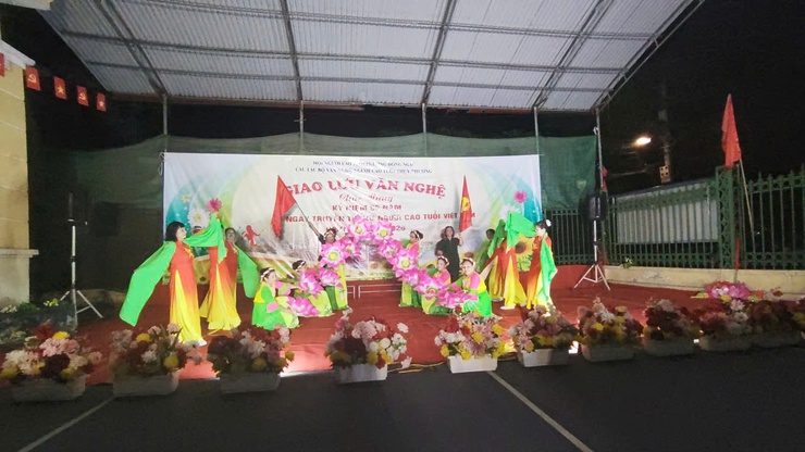 Câu lạc bộ Văn nghệ Người cao tuổi Thụy Phương – Phường Đông Ngạc tổ chức Chương trình Giao lưu Văn nghệ chào mừng kỷ niệm 85 năm ngày truyền thống Người cao tuổi Việt Nam- Ảnh 7.