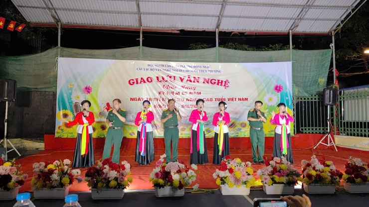 Câu lạc bộ Văn nghệ Người cao tuổi Thụy Phương – Phường Đông Ngạc tổ chức Chương trình Giao lưu Văn nghệ chào mừng kỷ niệm 85 năm ngày truyền thống Người cao tuổi Việt Nam- Ảnh 8.
