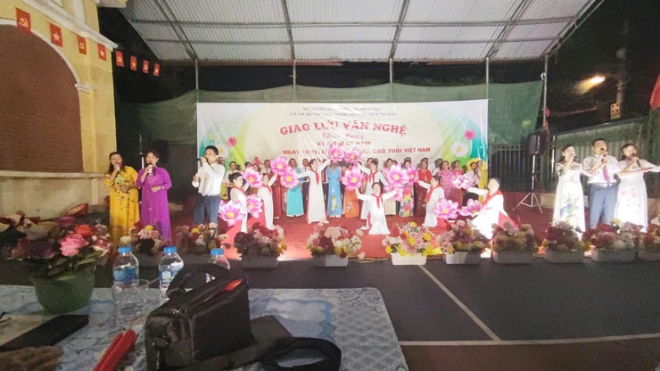 Câu lạc bộ Văn nghệ Người cao tuổi Thụy Phương – Phường Đông Ngạc tổ chức Chương trình Giao lưu Văn nghệ chào mừng kỷ niệm 85 năm ngày truyền thống Người cao tuổi Việt Nam- Ảnh 9.