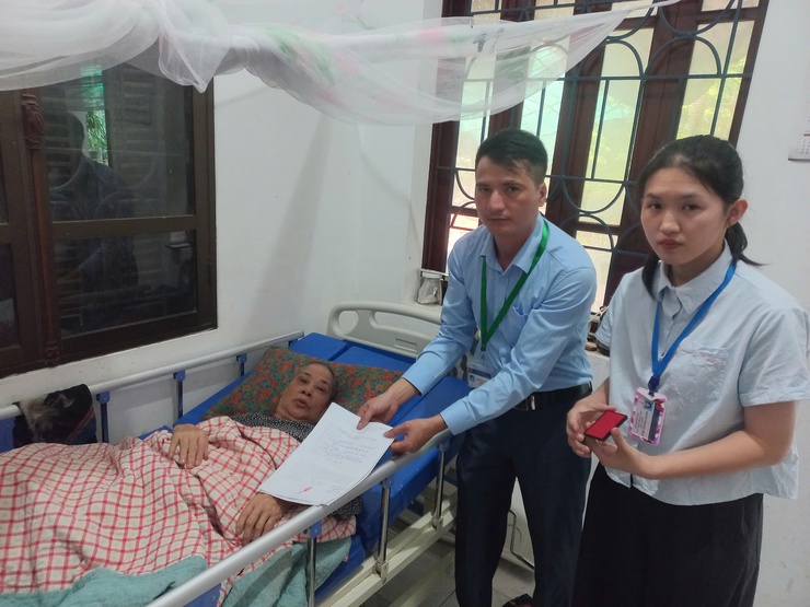Phường Chương Mỹ: Thực hiện hỗ trợ chứng thực ủy quyền nhận lương hưu, trợ cấp tại nhà cho người cao tuổi, người yếu thế- Ảnh 1.