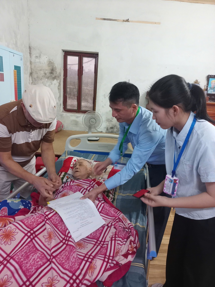 Phường Chương Mỹ: Thực hiện hỗ trợ chứng thực ủy quyền nhận lương hưu, trợ cấp tại nhà cho người cao tuổi, người yếu thế- Ảnh 2.