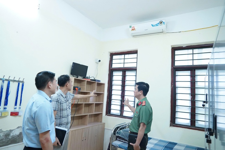 Phường Chương Mỹ kiểm tra công tác chuẩn bị kỳ thi tốt nghiệp THPT năm 2026 tại các điểm thi trên địa bàn- Ảnh 5.