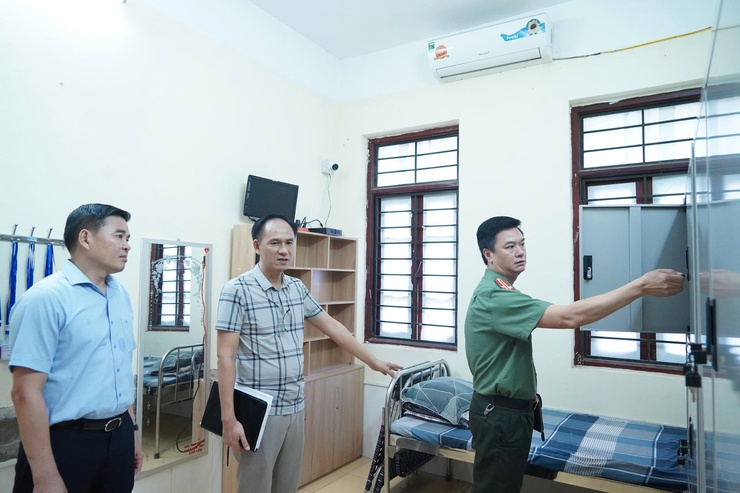 Phường Chương Mỹ kiểm tra công tác chuẩn bị kỳ thi tốt nghiệp THPT năm 2026 tại các điểm thi trên địa bàn- Ảnh 7.