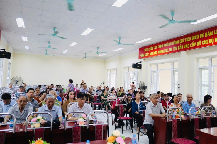 Phó Bí thư Thường trực Đảng ủy phường Đỗ Khắc Đạo tiếp xúc cử tri trước kỳ họp thứ hai HĐND phường khóa II, nhiệm kỳ 2026 -2031- Ảnh 2.