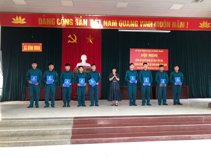 Xã Bình Minh Công bố quyết định kết nạp lực lượng Dân quân thường trực năm 2026 - Ảnh 1.