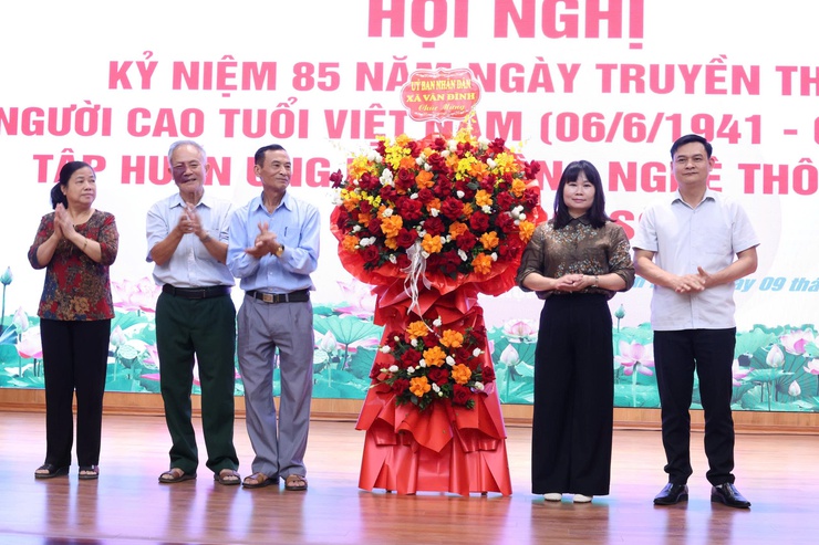 Hội người cao tuổi xã Vân Đình tổ chức Hội nghị Kỷ niệm 85 năm Ngày truyền thống Người cao tuổi Việt Nam và tập huấn Chuyển đổi số- Ảnh 2.