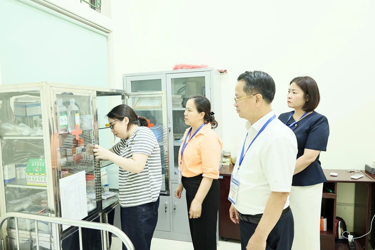 Kiểm tra công tác chuẩn bị Kỳ thi tốt nghiệp THPT năm 2026 tại điểm thi trường THCS Quảng Bị- Ảnh 1.