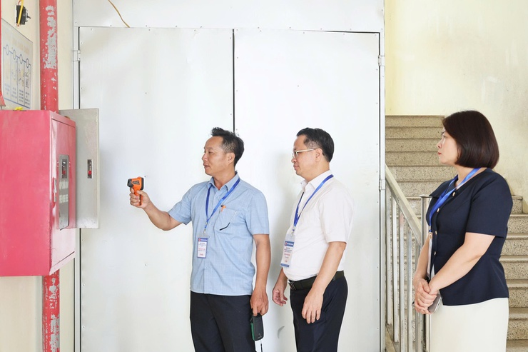 Kiểm tra công tác chuẩn bị Kỳ thi tốt nghiệp THPT năm 2026 tại điểm thi trường THCS Quảng Bị- Ảnh 2.