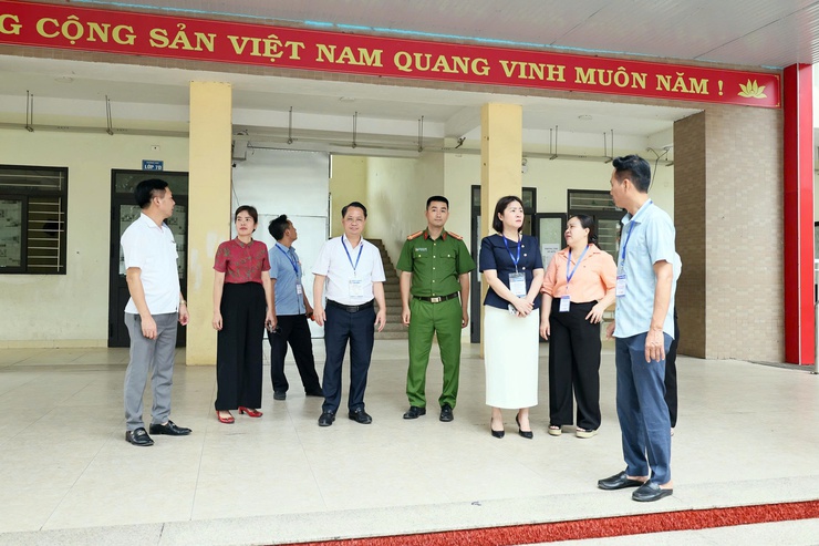 Kiểm tra công tác chuẩn bị Kỳ thi tốt nghiệp THPT năm 2026 tại điểm thi trường THCS Quảng Bị- Ảnh 4.