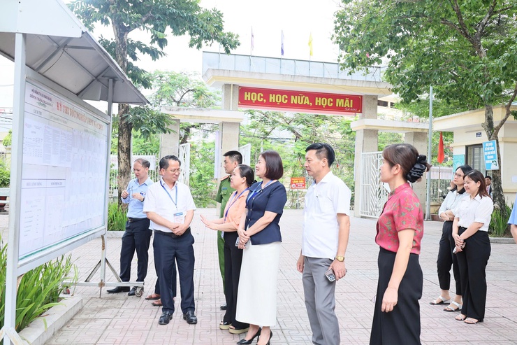Kiểm tra công tác chuẩn bị Kỳ thi tốt nghiệp THPT năm 2026 tại điểm thi trường THCS Quảng Bị- Ảnh 5.
