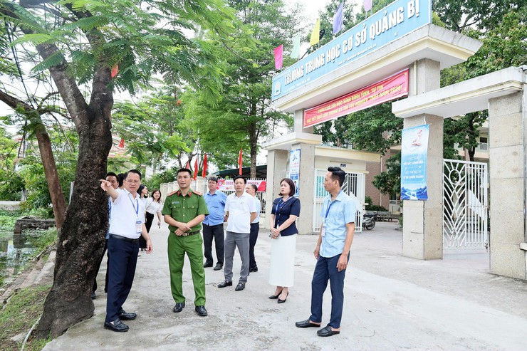Kiểm tra công tác chuẩn bị Kỳ thi tốt nghiệp THPT năm 2026 tại điểm thi trường THCS Quảng Bị- Ảnh 7.