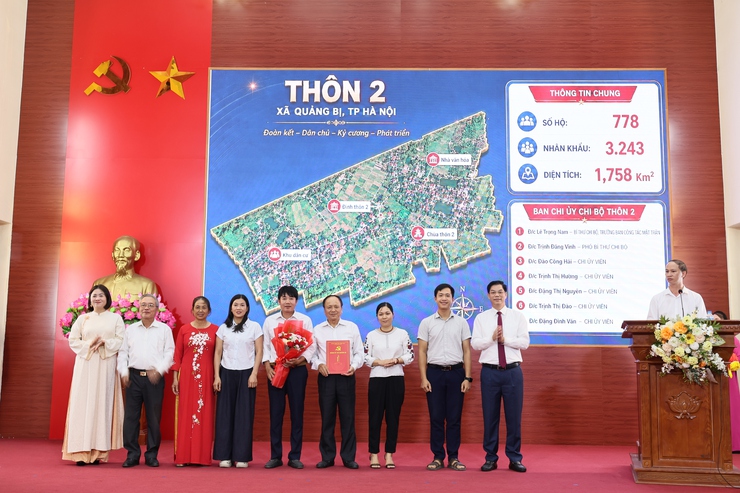 Xã Quảng Bị tổ chức Hội nghị công bố và trao các Quyết định về công tác tổ chức, cán bộ sau sắp xếp thôn trên địa bàn xã- Ảnh 9.