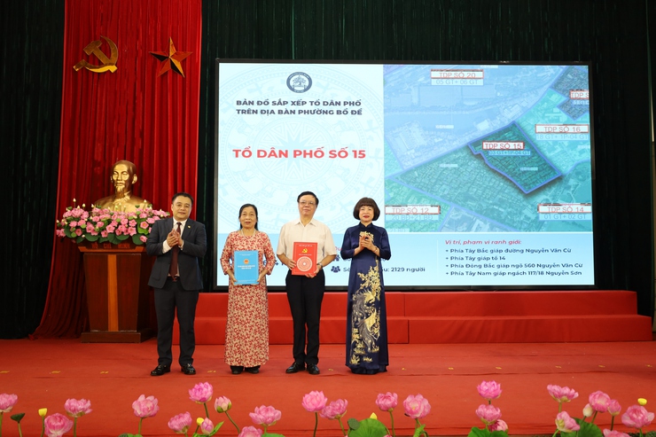 Đảng ủy phường Bồ Đề công bố các quyết định nhân sự và ra mắt 45 tổ dân phố mới sau sắp xếp- Ảnh 2.
