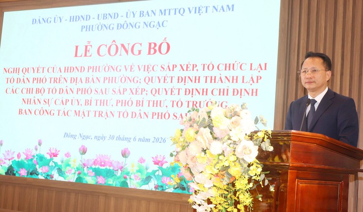 Phường Đông Ngạc công bố và trao các Quyết định về công tác cán bộ sau khi sắp xếp, kiện toàn bộ máy hệ thống chính trị tại các Tổ dân phố- Ảnh 2. Phường Đông Ngạc công bố và trao các Quyết định về công tác cán bộ sau khi sắp xếp, kiện toàn bộ máy hệ thống chính trị tại các Tổ dân phố- Ảnh 2.