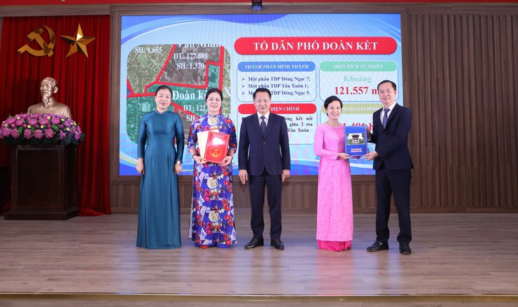 Phường Đông Ngạc công bố và trao các Quyết định về công tác cán bộ sau khi sắp xếp, kiện toàn bộ máy hệ thống chính trị tại các Tổ dân phố- Ảnh 3. Phường Đông Ngạc công bố và trao các Quyết định về công tác cán bộ sau khi sắp xếp, kiện toàn bộ máy hệ thống chính trị tại các Tổ dân phố- Ảnh 3.