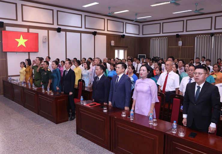 Phường Đông Ngạc công bố và trao các Quyết định về công tác cán bộ sau khi sắp xếp, kiện toàn bộ máy hệ thống chính trị tại các Tổ dân phố- Ảnh 1. Phường Đông Ngạc công bố và trao các Quyết định về công tác cán bộ sau khi sắp xếp, kiện toàn bộ máy hệ thống chính trị tại các Tổ dân phố- Ảnh 1.