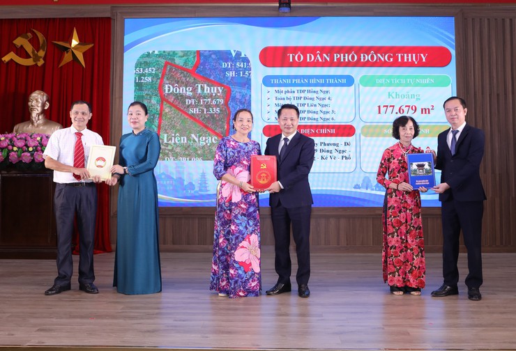Phường Đông Ngạc công bố và trao các Quyết định về công tác cán bộ sau khi sắp xếp, kiện toàn bộ máy hệ thống chính trị tại các Tổ dân phố- Ảnh 4. Phường Đông Ngạc công bố và trao các Quyết định về công tác cán bộ sau khi sắp xếp, kiện toàn bộ máy hệ thống chính trị tại các Tổ dân phố- Ảnh 4.