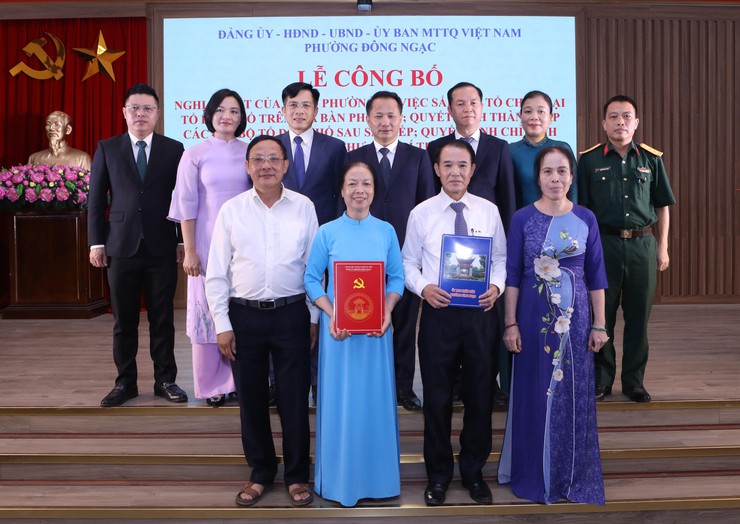 Phường Đông Ngạc công bố và trao các Quyết định về công tác cán bộ sau khi sắp xếp, kiện toàn bộ máy hệ thống chính trị tại các Tổ dân phố- Ảnh 5. Phường Đông Ngạc công bố và trao các Quyết định về công tác cán bộ sau khi sắp xếp, kiện toàn bộ máy hệ thống chính trị tại các Tổ dân phố- Ảnh 5.