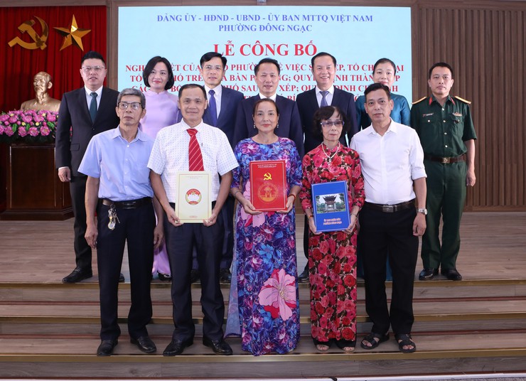 Phường Đông Ngạc công bố và trao các Quyết định về công tác cán bộ sau khi sắp xếp, kiện toàn bộ máy hệ thống chính trị tại các Tổ dân phố- Ảnh 6. Phường Đông Ngạc công bố và trao các Quyết định về công tác cán bộ sau khi sắp xếp, kiện toàn bộ máy hệ thống chính trị tại các Tổ dân phố- Ảnh 6.