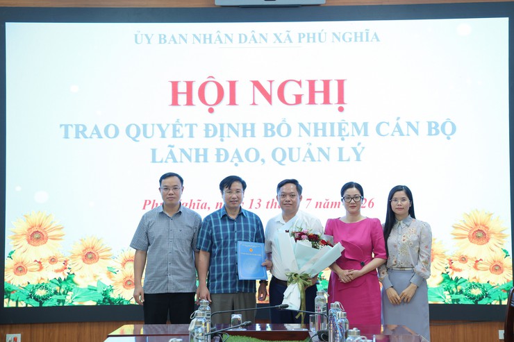 Ủy ban nhân dân xã Phú Nghĩa trao Quyết định bổ nhiệm chức vụ Phó Chánh văn phòng HĐND và UBND xã- Ảnh 3.