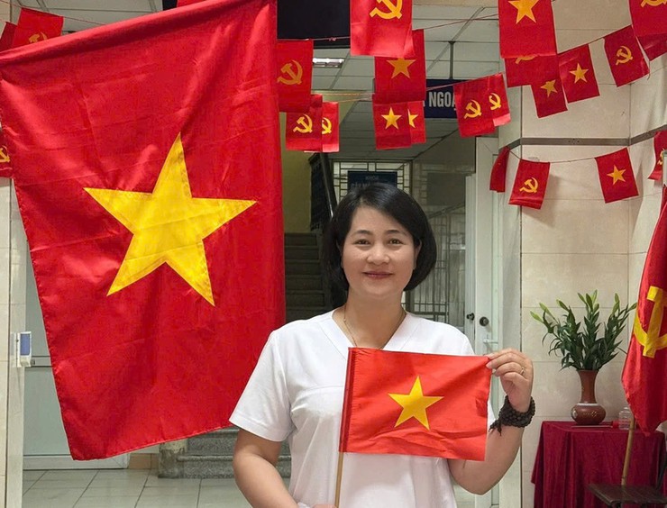 Chị Nguyễn Thị Mai Hương, Điều dưỡng trưởng khoa Bệnh nhiệt đới (BVĐK Đống Đa) cứu nam thanh niên ngừng tuần hoàn trong quán cà phê- Ảnh 2.