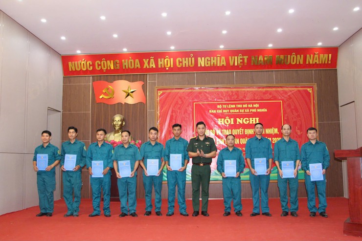 Ban chỉ huy Quân sự xã Phú Nghĩa công bố, trao quyết định miễn nhiệm, bổ nhiệm thôn đội trưởng năm 2026- Ảnh 4.