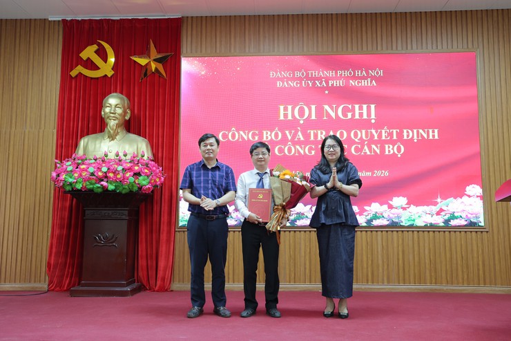 Đảng ủy xã Phú Nghĩa tổ chức hội nghị công bố và trao các quyết định về công tác cán bộ- Ảnh 4.