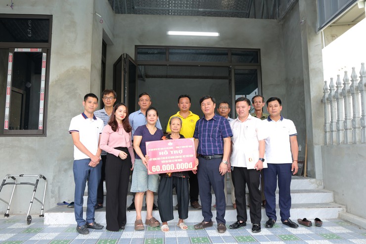 Đồng chí Nguyễn Hợp Tiến – Phó Bí thư thường trực Đảng ủy xã Phú Nghĩa trao hỗ trợ xây nhà ở cho bà Bùi Thị Mai ở thôn Yên Trường 1- Ảnh 1.