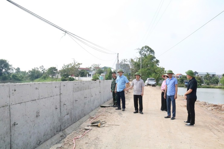 Chủ tịch UBND xã Quảng Bị Bùi Mạnh Thắng kiểm tra tiến độ thi công dự án cải tạo, nâng cấp đê tả Bùi, hữu Đáy- Ảnh 8.
