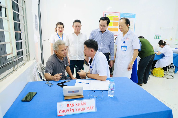 Hơn 300 người có công và đối tượng chính sách xã Phú Nghĩa được khám sức khỏe, tặng quà nhân dịp 27/7- Ảnh 6.